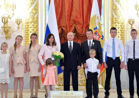 Многодетным семьям рассказали, как получить выплату в 100 тысяч рублей