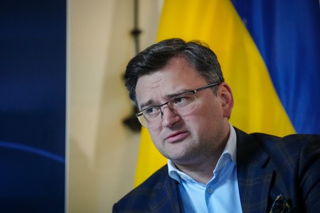 Кулеба признался, что его семья покинула Украину