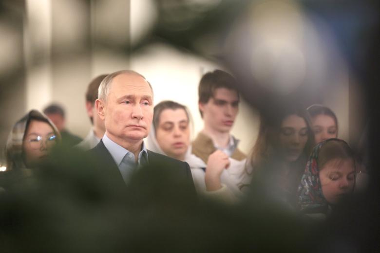 Владимир Путин присутствовал на рождественском богослужении в храме Спаса Нерукотворного Образа в Ново-Огарёве