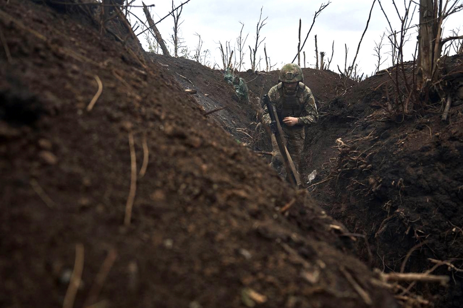 Военнослужащий Вооруженных сил Украины в зоне боевых действий