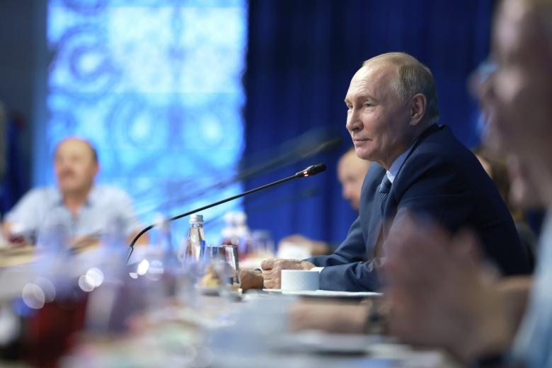Президент РФ Владимир Путин на встрече с финалистами конкурса «Это у нас семейное» на ВДНХ