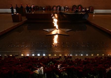 Мужчина под дождём сушил одежду на Вечном огне в Подмосковье