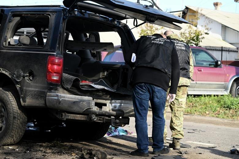 Сотрудники следственного комитета России осматривают автомобиль депутата Народного совета ЛНР, бывшего начальника управления Народной милиции полковника Михаила Филипоненко, погибшего в результате теракта в Луганске