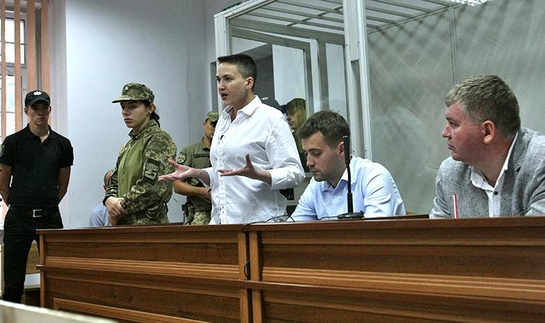 Надежда Савченко (в центре) 