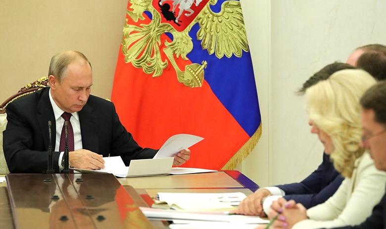 Владимир Путин на совещании с правительством