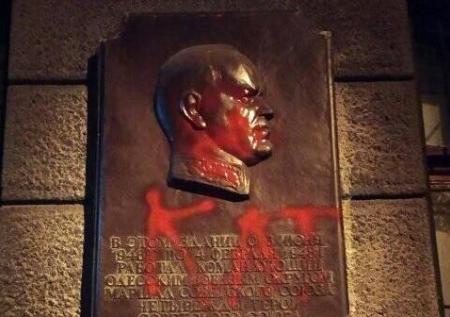 Радикалы осквернили памятник Жукову на Украине