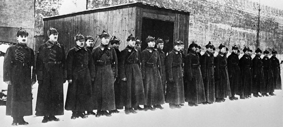 Почетный караул от 1-й объединенной школы им. ЦИК СССР, сопровождавший тело В. И. Ленина от Дома Союзов на Красную площадь