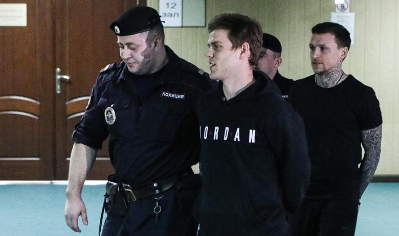 Александр Кокорин под конвоем