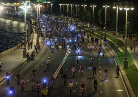 Ночной велофестиваль прошел в Москве