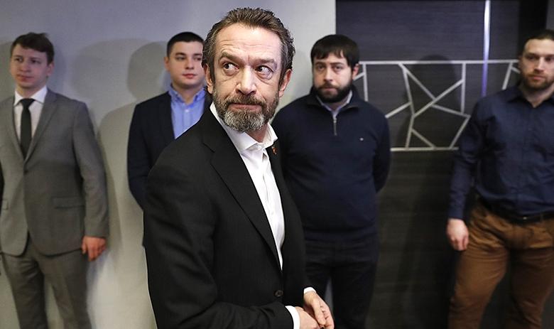 Актёр Владимир Машков (на первом плане), назначенный художественным руководителем московского театра-студии «Табакерка», во время сбора труппы