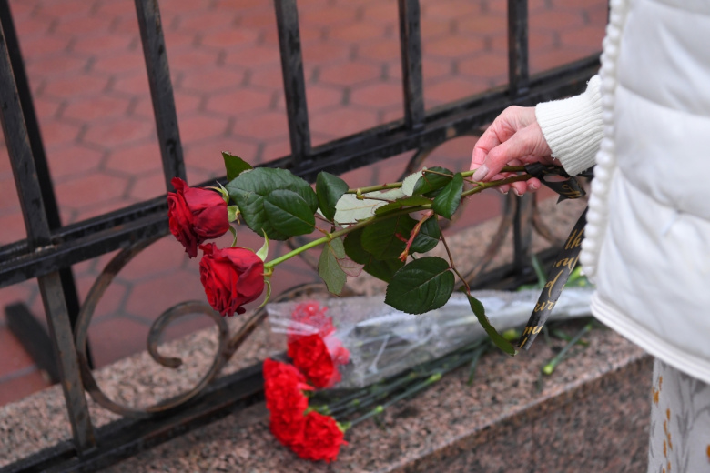 Женщина возлагает цветы к зданию театра Градский холл в Москве. Певец и композитор Александр Градский умер на 73-м году жизни