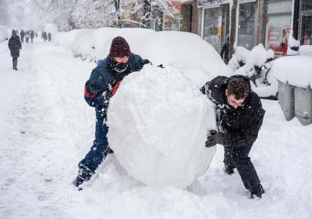 Полиция Мадрида разогнала граждан, игравших в центре города в снежки