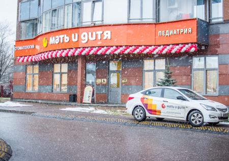 В золотой клетке: началась судебная тяжба по делу живущей в клинике девочки