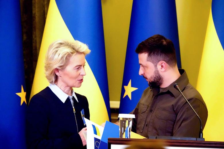 Председатель Еврокомиссии  ЕС Урсула фон дер Ляйен (слева) выступает на совместной пресс-конференции с президентом Украины Владимиром Зеленским