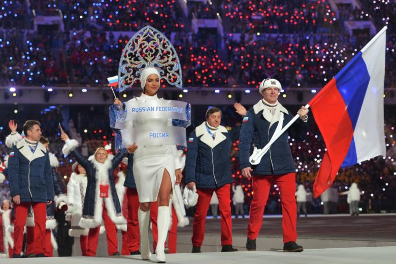 Знаменосец сборной России Александр Зубков (справа) во время парада атлетов и членов национальных делегаций на церемонии открытия XXII зимних Олимпийских игр в Сочи. Слева: фотомодель Ирина Шейк