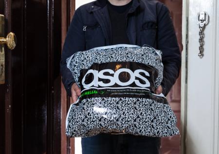 «Обидно видеть то, что не можешь купить, правда?»: ASOS потроллил россиян
