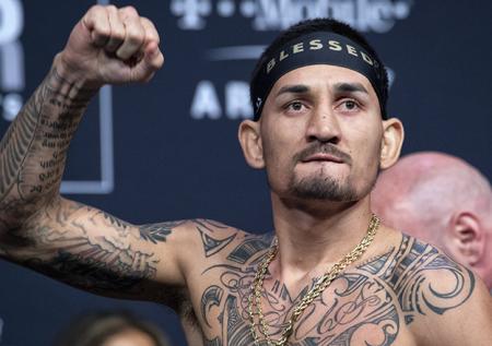 Экс-чемпион Холлоуэй уничтожил Кэттара в главном бою турнира UFC в Абу-Даби