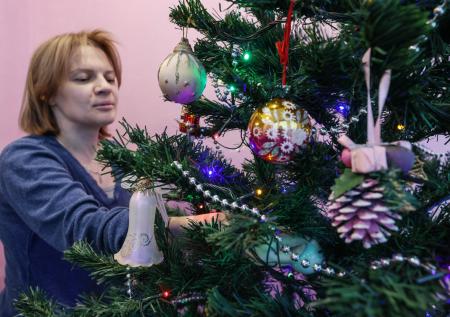 Россиянам рассказали, как нужно утилизировать новогодние украшения