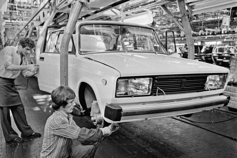 Автомобиль ВАЗ-2105 «Жигули» во время сборки