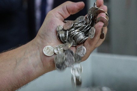 Россиян за рубежом могут заставить платить российские налоги
