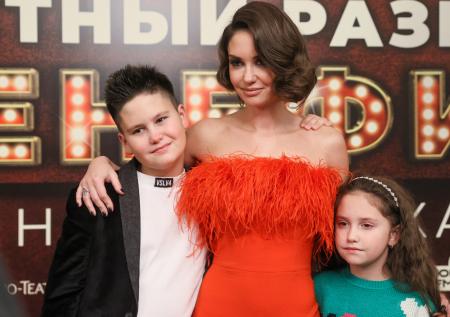Муцениеце пришла с детьми от Прилучного: фото с премьеры «Честного развода»