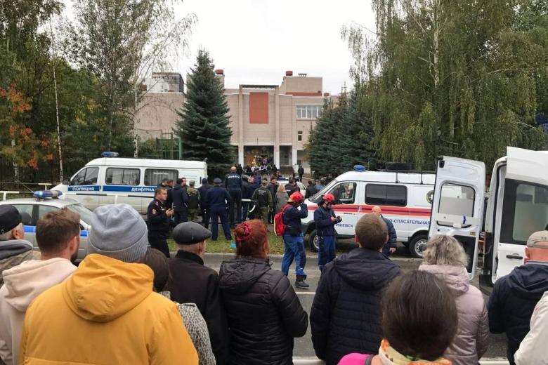 Автомобили экстренных служб у школы № 88 Ижевска