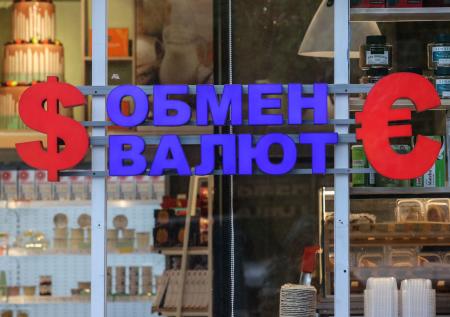 Кассирша обменника сбежала с деньгами клиента через окно