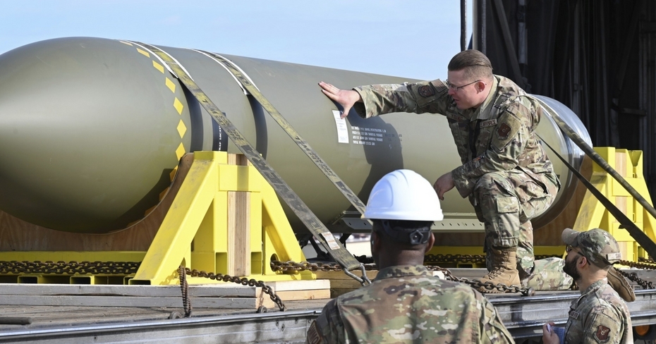 Военнослужащие ВВС США осматривают бомбу GBU-57. Она способна наносить удары по подземным объектам, включая бункеры