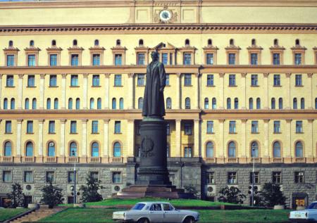 Коржаков предложил вернуть на Лубянку памятник Дзержинскому