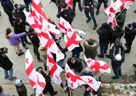 Восемь человек задержали у парламента Грузии за попытку разбить палатки