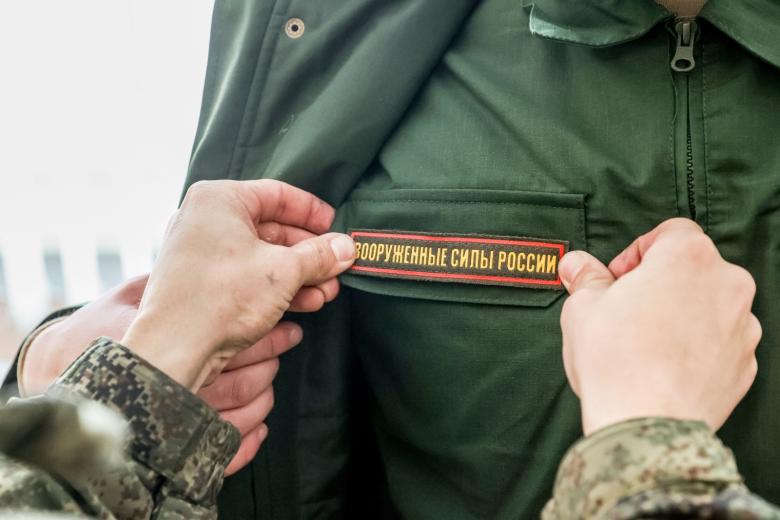 Призывник во время получения обмундирования в сборном пункте военного комиссариата