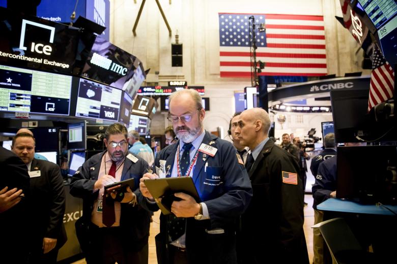 Трейдеры работают в зале Нью-Йоркской фондовой биржи (NYSE) в Нью-Йорке