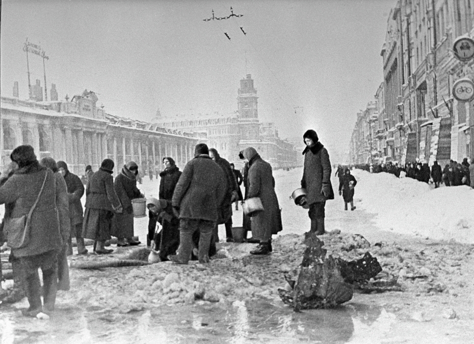 Великая Отечественная война 1941–1945 гг. Блокада Ленинграда. Жители блокадного города набирают воду из пробитого при обстреле водопровода