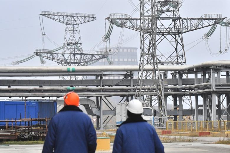 Сотрудники Запорожской атомной электростанции на территории
