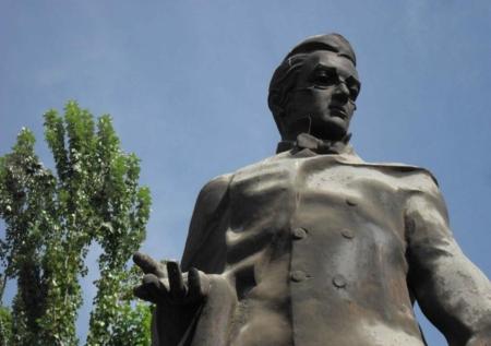 Вандал облил красной краской памятник Грибоедову в Ереване