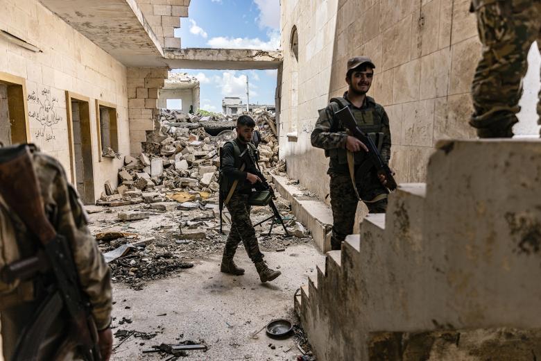 Бойцы Сирийской национальной армии проводят патрулирование на линии соприкосновения в Алеппо