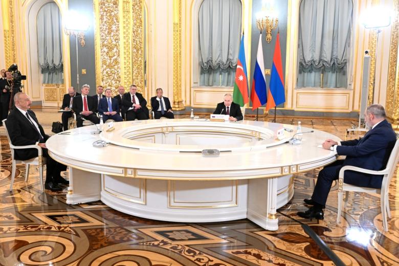 Владимир Путин, Ильхам Алиев (слева) и Никол Пашинян (справа) во время встречи в Кремле