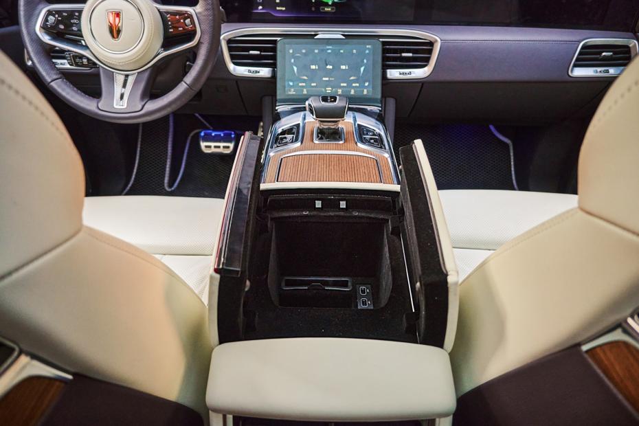 Интерьер Hongqi E-HS9