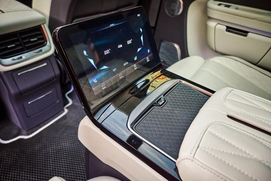 Интерьер Hongqi E-HS9