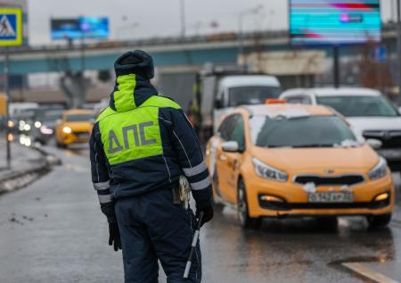 Инспектор ГАИ на своих двоих догнал байкера и попал на видео