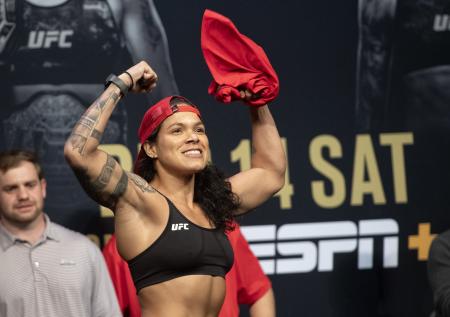 Нуньес победила де Рандами и защитила титул UFC
