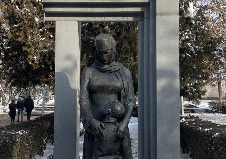В Госдуме нашли западный след в осквернении памятника блокадникам в Ереване