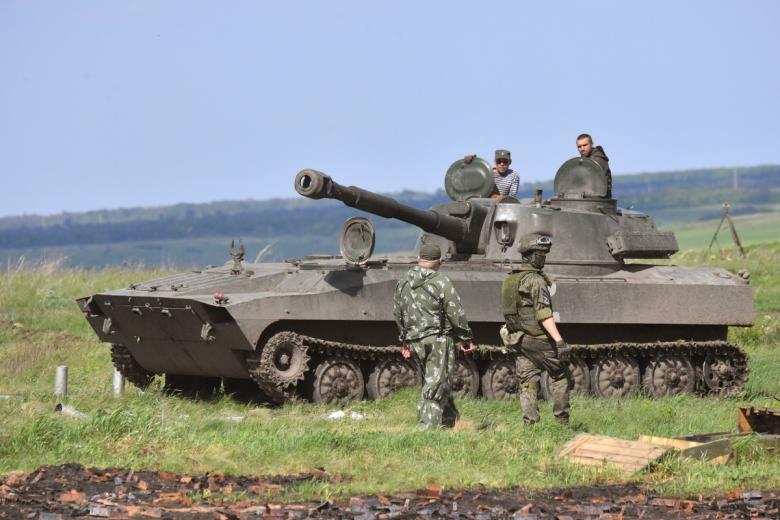 Бойцы Народной милиции ДНР на самоходной артиллерийской установке (САУ) «Гвоздика»