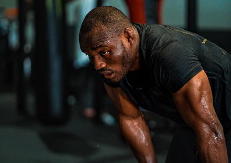 Усман взял верх над Ковингтоном и сохранил титул UFC в полусреднем весе