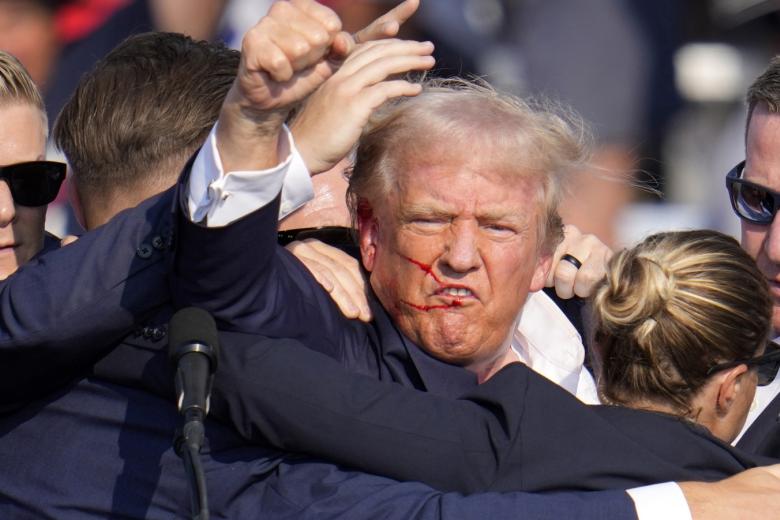 На экс-президента США Дональда Трампа совершено покушение во время предвыборного митинга в штате Пенсильвания