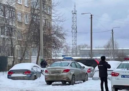 В Свердловской области мужчина убил жену и стрелял по людям из окна дома