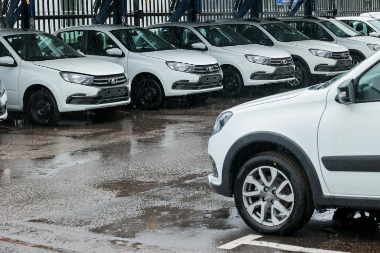 Продажа автомобилей в автосалоне дилерского центра Lada