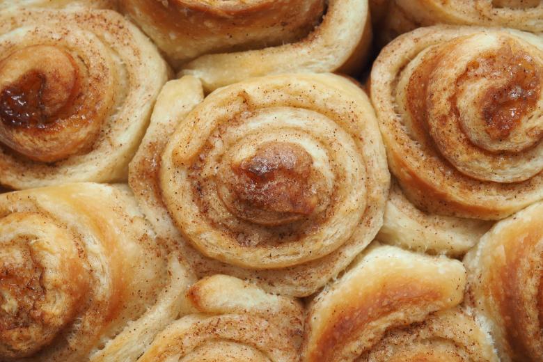 Рецепт вкусной выпечки к чаю на скорую руку — булочки с сахаром из сдобного теста