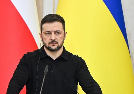 Зеленский начал брифинг только после завершения прямой линии с Путиным