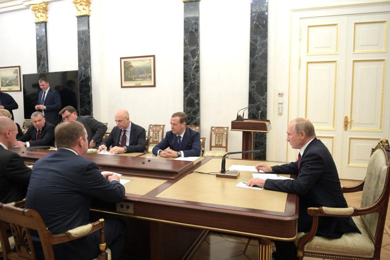 Владимир Путин на совещании с членами правительства
